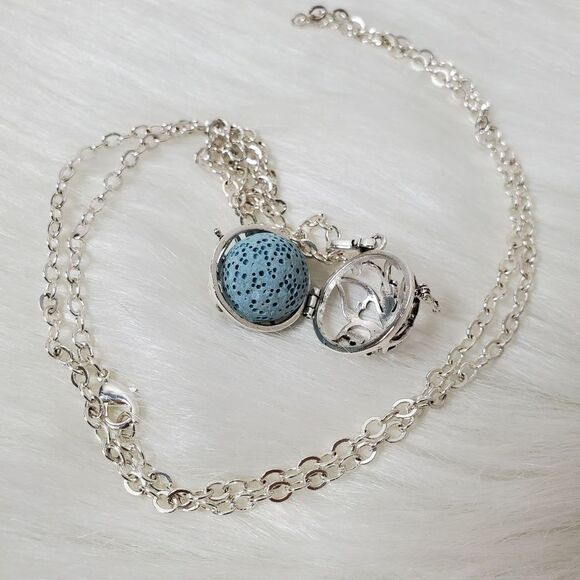 ESSENTIAL CHARMS Aromatherapy necklace butterfly shape with natural lava rock st - Picture 3 of 8